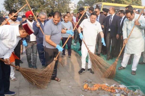 सीएम धामी ने राज्य स्थापना दिवस के पूर्व दिवस पर लगाया झाड़ू, स्वच्छता का दिया संदेश