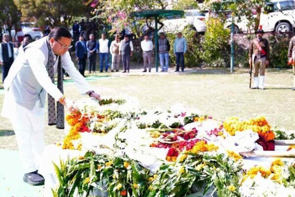 सीएम धामी ने पुलिस महानिरीक्षक केवल खुराना के पार्थिव शरीर पर पुष्पचक्र अर्पित कर दी श्रद्धांजलि