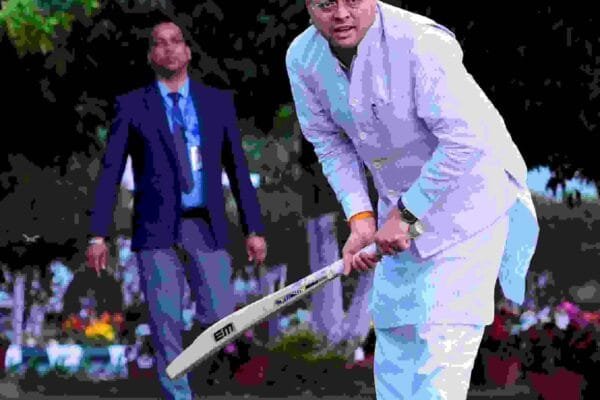 सीएम धामी ने जमकर की बल्लेबाजी, फिट रहने के साथ दिए कई सन्देश