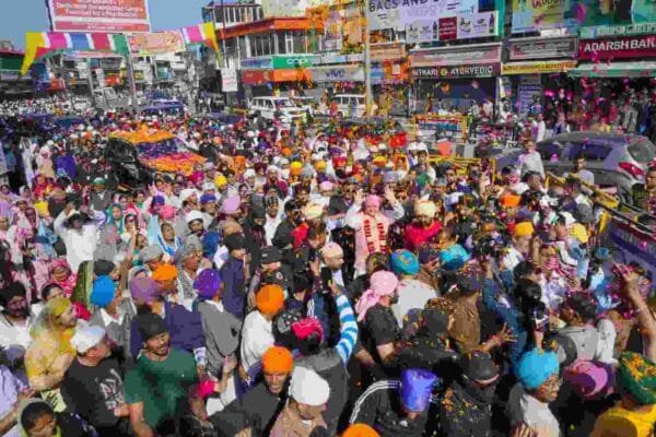 पुष्प वर्षा के साथ नगर परिक्रमा में गूंजे श्री गुरु राम राय जी महाराज के जयकारे, ऐतिहासिक नगर परिक्रमा में दूनवासियों ने गुरु की संगत का किया जोरदार स्वागत