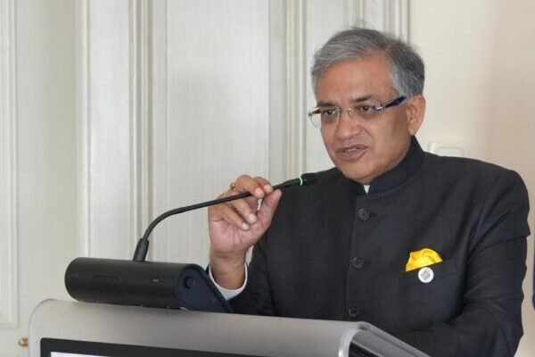 निर्वाचन आयोग वोटर आईडी कार्ड वितरण में लाएगा तेजी, मतदाताओं को मतदाता सूची में अपडेट के 15 दिनों के भीतर मिल सकेगा वोटर कार्ड