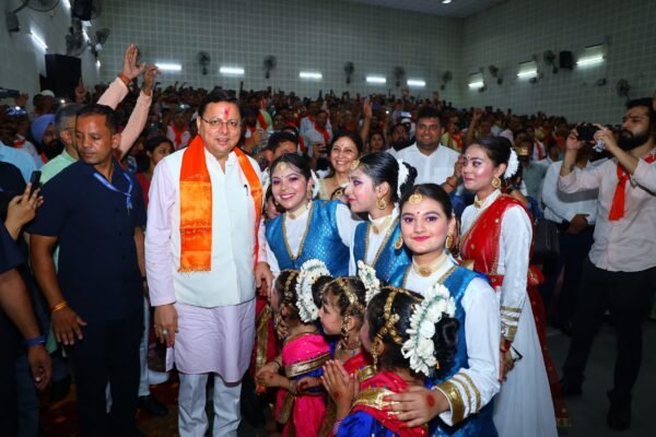 श्रमिक केवल श्रम के साधक ही नहीं बल्कि राष्ट्र निर्माण के पथ निर्माता भी हैं – मुख्यमंत्री पुष्कर सिंह धामी