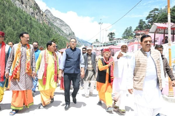 डीएम प्रशांत आर्य ने गंगोत्री धाम में चारधाम यात्रा व्यवस्थाओं एवं बाढ़ सुरक्षा के लिए दीर्घकालिक निर्माण कार्यों का किया स्थलीय निरीक्षण, दिए जरूरी दिशा निर्देश