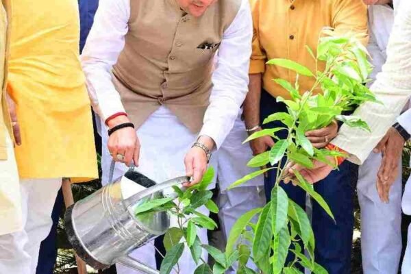मुख्यमंत्री ने एक पेड़ मॉं के नाम अभियान के तहत किया पौधारोपण