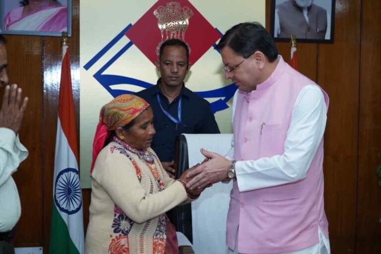 दुर्घटना में मृत उपनल कर्मचारियों के परिजनों को मुख्यमंत्री धामी ने सौंपे 50-50 लाख के सहायता चेक