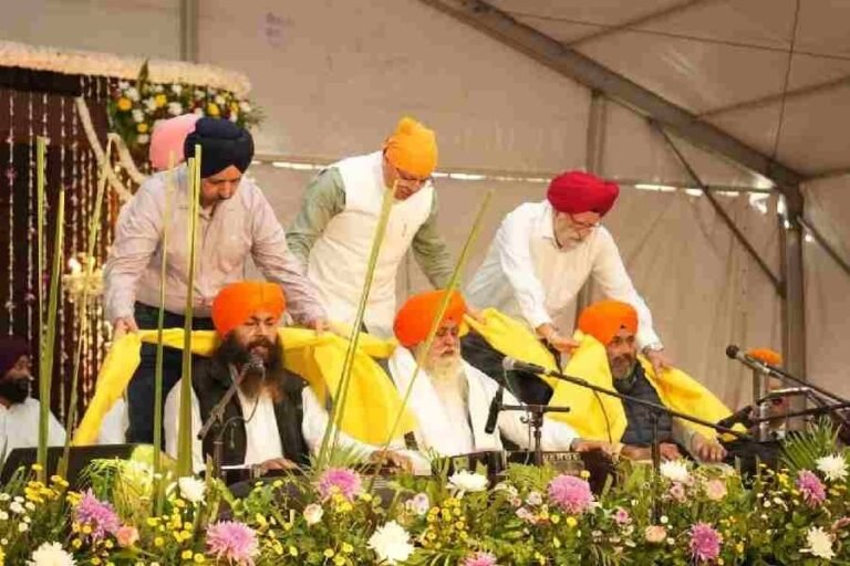 मुख्यमंत्री धामी ने गुरुनानक जयंती एवं कार्तिक पूर्णिमा के अवसर पर गुरुद्वारा श्री गुरु सिंह सभा रेसकोर्स में मथा टेका, प्रदेशवासियों व विशेष रूप से सिख समुदाय को दी हार्दिक शुभकामनाएं